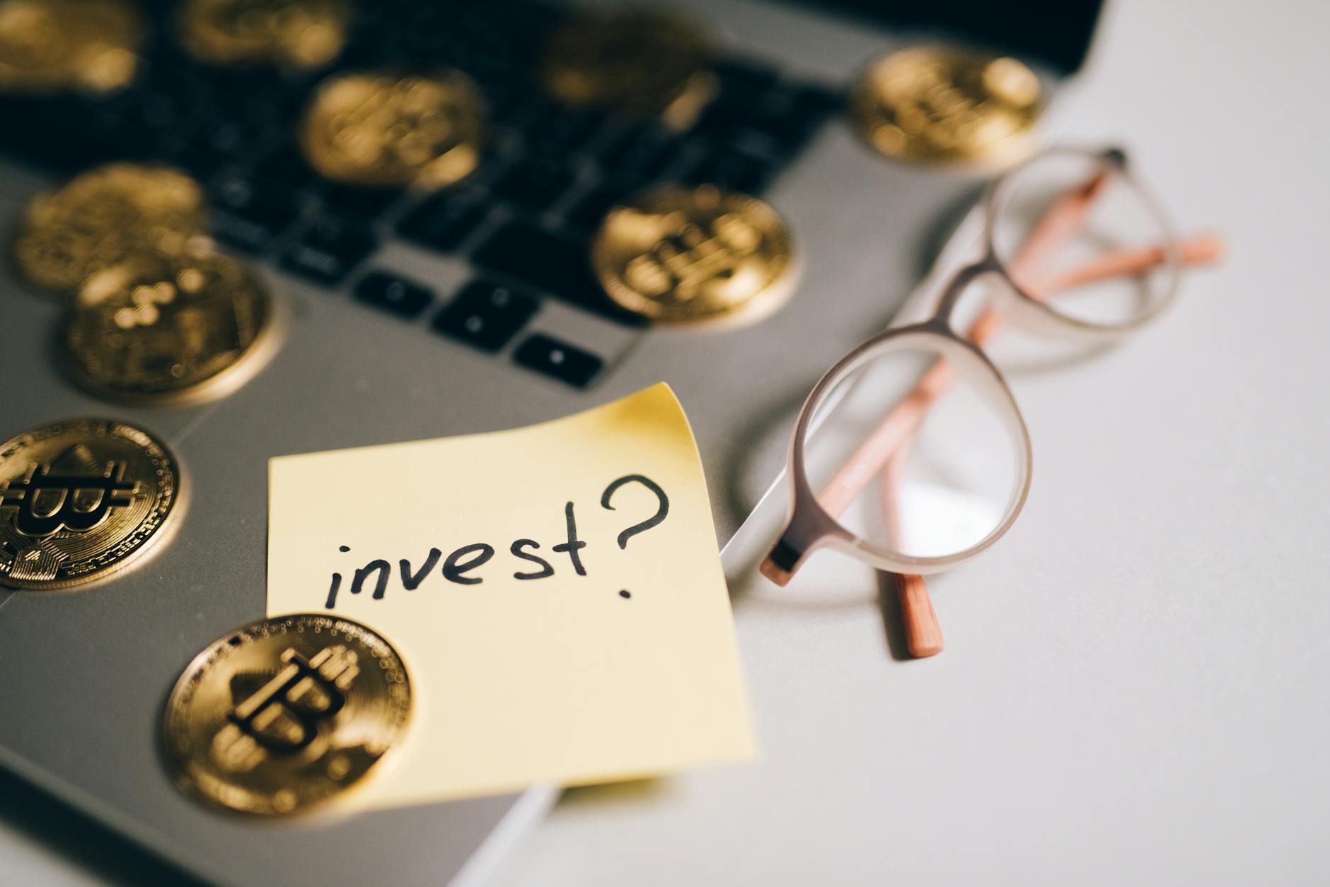 Investir dans l'or en 2025 pour débutant : guide complet - finance-debutant.fr